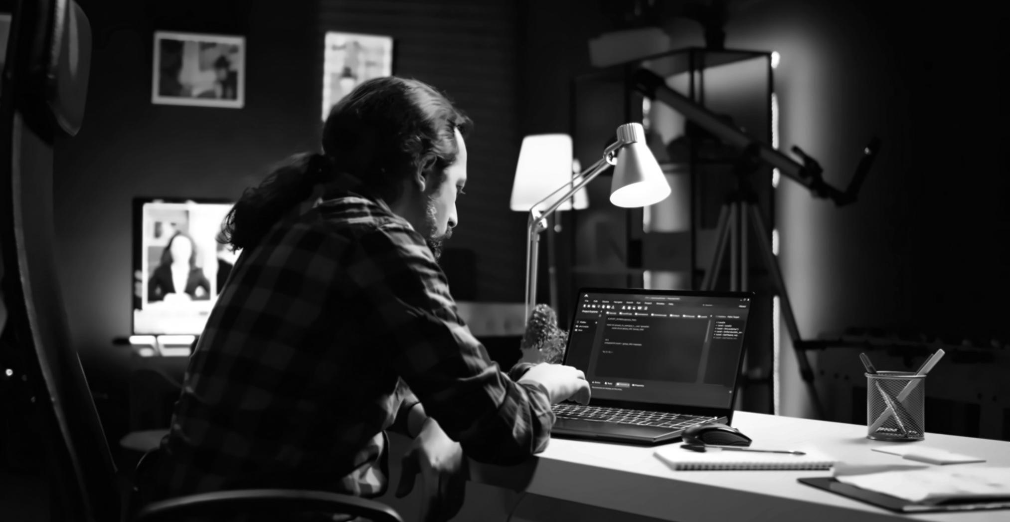 Studierender arbeitet an 3D-Modellierung für Spielentwicklung