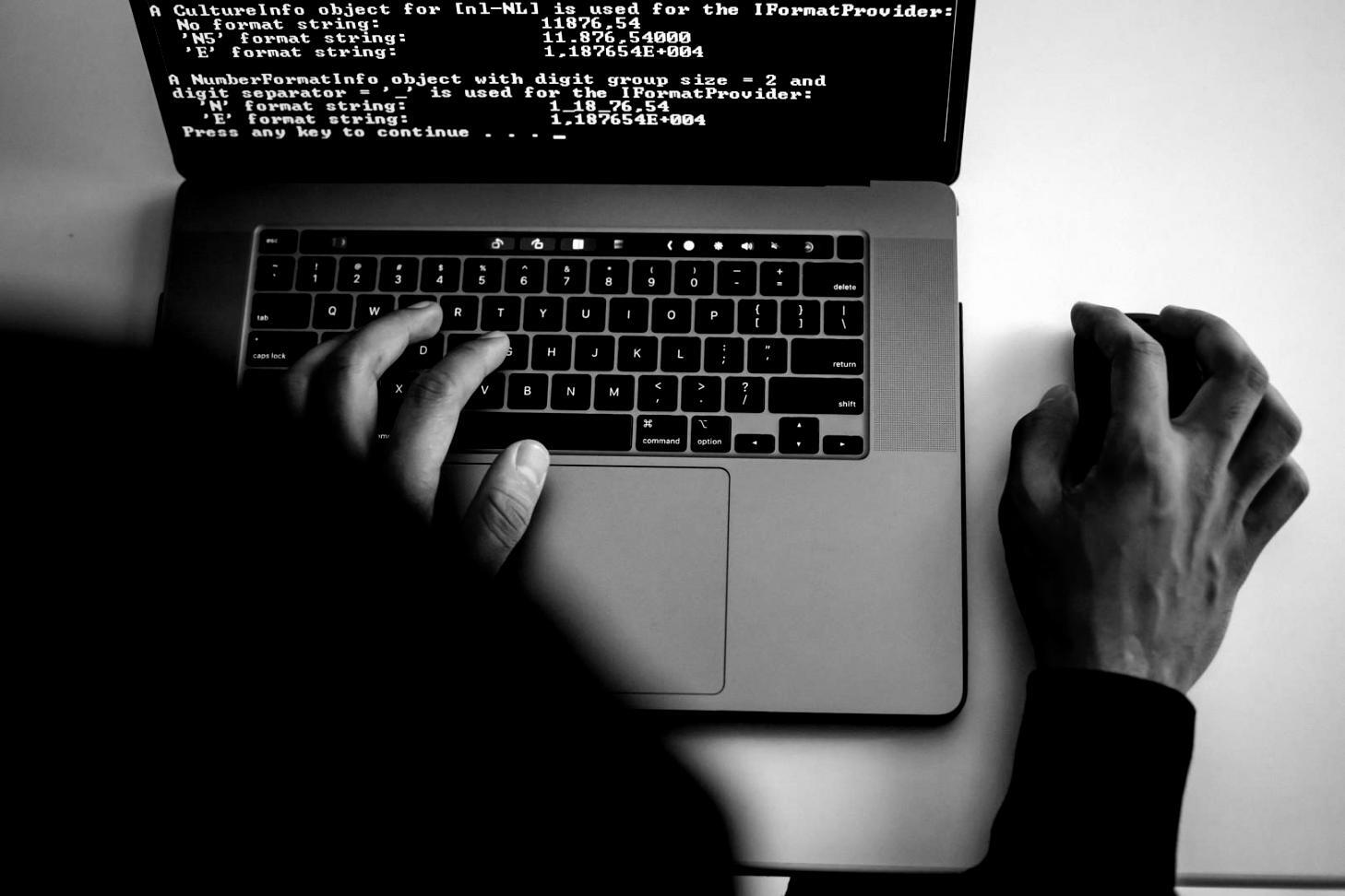 Moderne Arbeitsplätze mit mehreren Monitoren für 3D-Design und Game Development